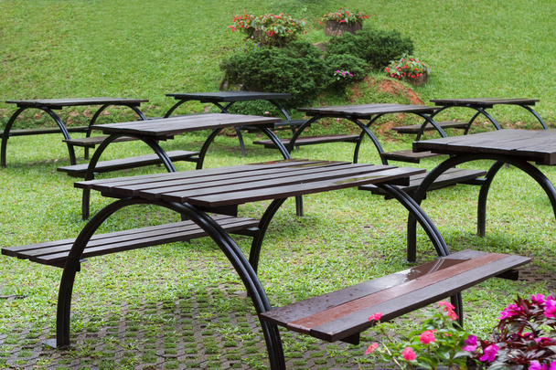 mebli ogrodowe i parkowe z tabel - Zdjęcie, obraz