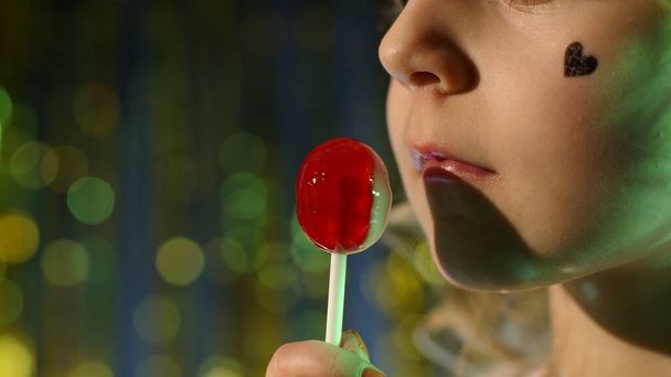 Primer plano de elegante adolescente caucásico niña labios lamiendo piruleta con lengua - Foto, imagen