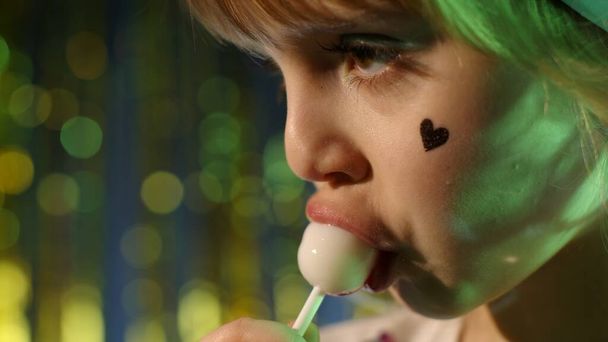 Primo piano colpo di elegante adolescente caucasico ragazza labbra leccare lecca-lecca con la lingua - Foto, immagini