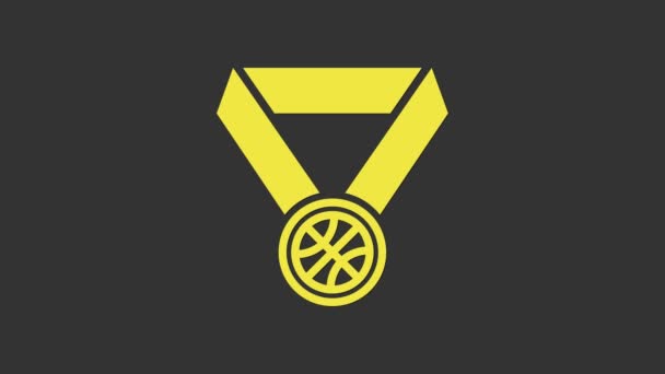 Keltainen koripallo mitali nauha kuvake eristetty harmaalla pohjalla. 4K Video motion graafinen animaatio - Materiaali, video