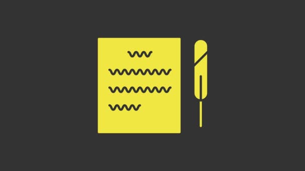 Yellow Feather pen en papier scroll pictogram geïsoleerd op grijze achtergrond. 4K Video motion grafische animatie - Video