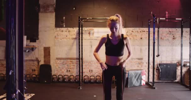 Mujer hermosa delgada haciendo ejercicio en el estudio de salud - Metraje, vídeo