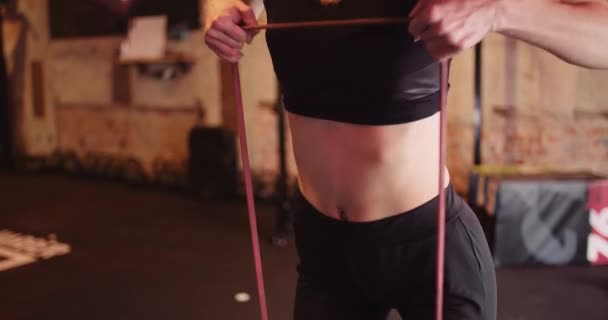Atleta donna che fa allenamento al Health Club - Filmati, video