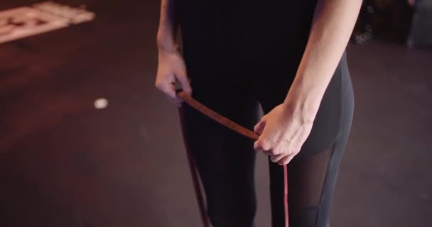 Nainen urheilija tekee harjoitus klo Health Club - Materiaali, video
