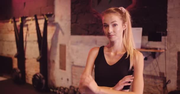 Athlète féminine attrayante en vêtements de sport au gymnase - Séquence, vidéo