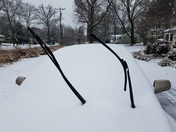 αυτοκίνητο υαλοκαθαριστήρες και χιόνι το χειμώνα - Φωτογραφία, εικόνα