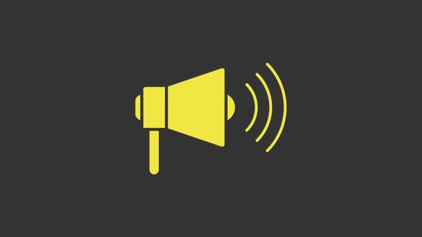 Icono amarillo del megáfono aislado sobre fondo gris. Fuerte concepto de alerta de voz. Bullhorn para promoción de grito de boquilla. Animación gráfica de vídeo 4K - Imágenes, Vídeo