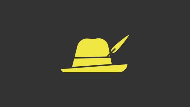 Sárga Oktoberfest kalap ikon elszigetelt szürke háttér. Vadász kalap tollal. Német kalap. 4K Videó mozgás grafikus animáció - Felvétel, videó