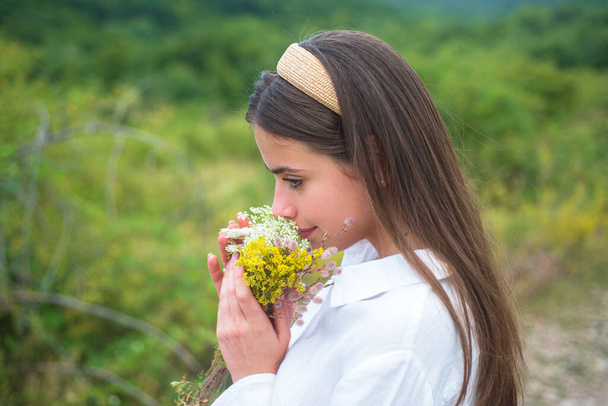 Woman in field. Healthy lifestyle. Carefree girl in meadow with wildflowers. - Foto, Bild