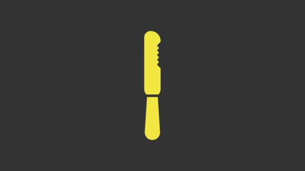 Žlutá ikona jednorázového plastového nože izolovaná na šedém pozadí. Grafická animace pohybu videa 4K - Záběry, video