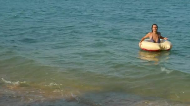 Junge erwachsene Frau im blauen Badeanzug - Filmmaterial, Video