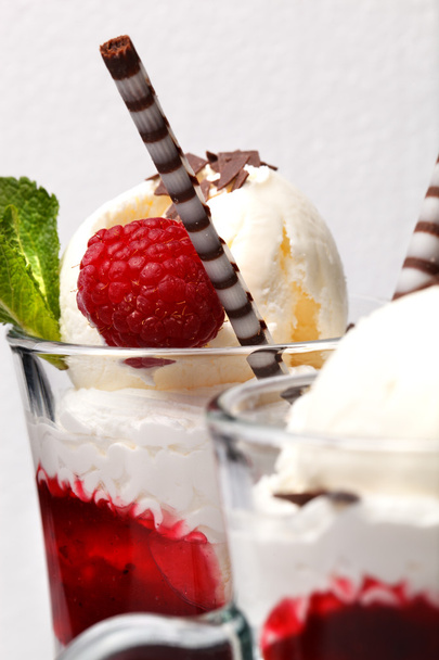Raspberry parfait with cream and ice cream - 写真・画像
