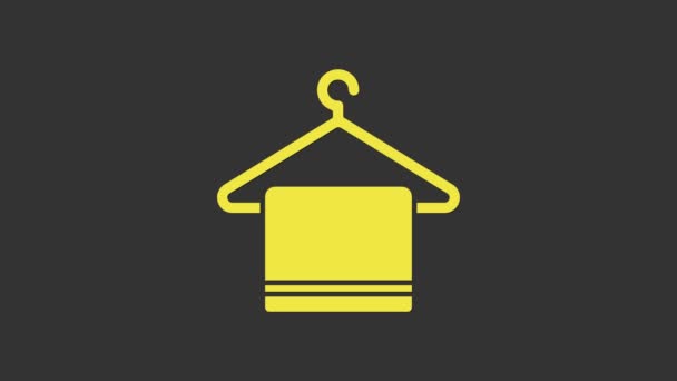 Желтое полотенце на иконке вешалки, выделенной на сером фоне. Значок полотенца в ванной. Видеографическая анимация 4K - Кадры, видео