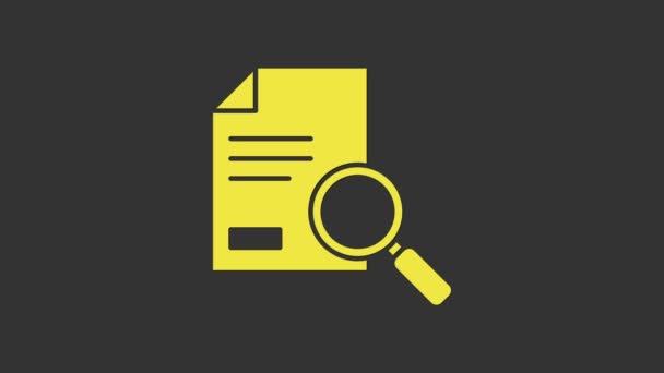 Documento amarillo con icono de búsqueda aislado sobre fondo gris. Icono de archivo y lupa. Signo de investigación analítica. Animación gráfica de vídeo 4K - Metraje, vídeo