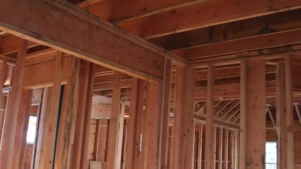 Casa de madera casa de construcción que enmarca la casa residencial interior - Metraje, vídeo