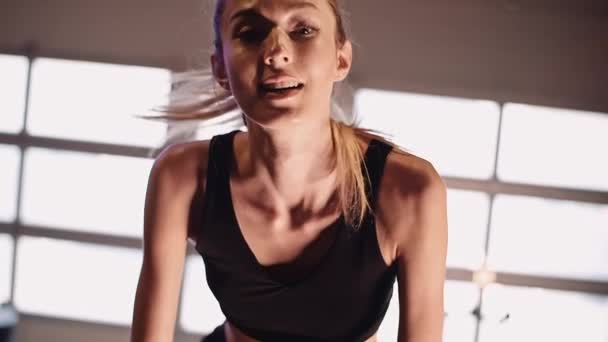 Спортивная женщина, занимающаяся кардио-тренировкой в спортзале - Кадры, видео