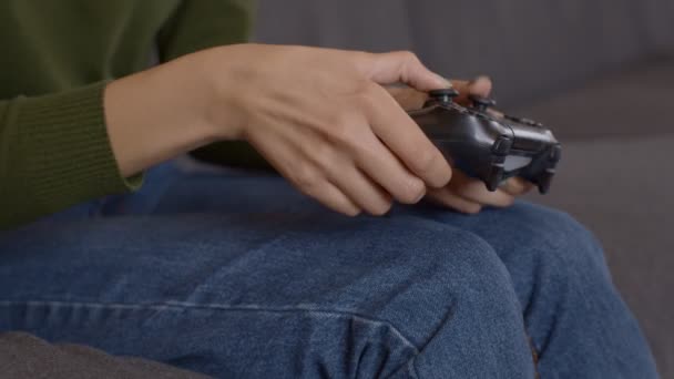 Moderne hobby, Close-up van emotionele jonge vrouw spelen videospelletjes met joystick thuis, slow motion - Video