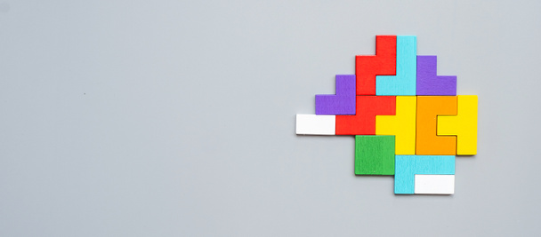 geometryczny kształt bloku z kolorowym tle puzzle kawałek drewna. logiczne myślenie, logika biznesu, zagadnienie, decyzja, rozwiązania, racjonalne, misja, sukces, cele i koncepcje strategii - Zdjęcie, obraz