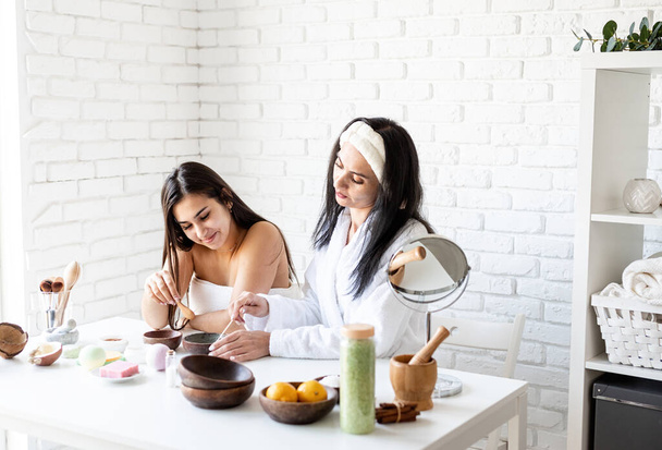 zwei schöne Frauen machen Gesichtsmaske bei Wellness-Behandlungen - Foto, Bild
