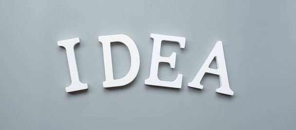Üzletember kéz kezében fa IDEAS szöveget szürke alapon. Új Kreatív, Innováció, Képzelet, inspiráció, Megoldás, Stratégia és GOAL koncepció - Fotó, kép