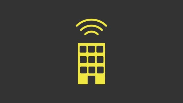 Gri arkaplanda kablosuz ikonu olan Sarı Akıllı ev. Uzaktan kumanda. İnternet kavramının kablosuz bağlantısı. 4K Video hareketli grafik canlandırması - Video, Çekim