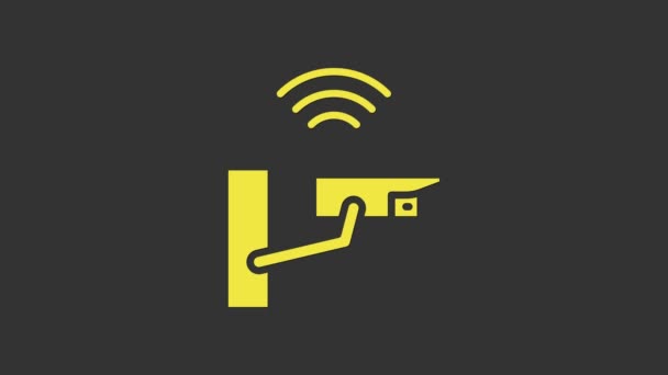 Желтый значок камеры безопасности Smart выделен на сером фоне. Концепция Интернета вещей с беспроводным подключением. Видеографическая анимация 4K - Кадры, видео