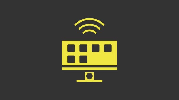 Icône du système Smart Tv jaune isolée sur fond gris. Panneau de télévision. Concept d'Internet des objets avec connexion sans fil. Animation graphique de mouvement vidéo 4K - Séquence, vidéo