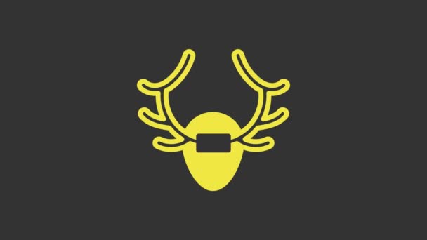 Рога жёлтого оленя на значке щита изолированы на сером фоне. Охотничий трофей на стене. Видеографическая анимация 4K - Кадры, видео