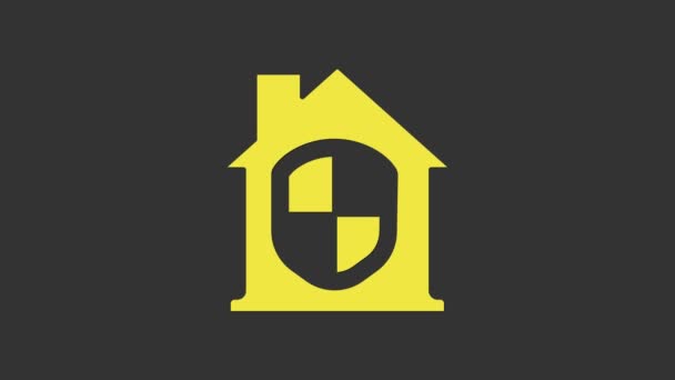Keltainen talo suojelussa kuvake eristetty harmaalla pohjalla. Koti ja kilpi. Suojelu, turvallisuus, suojaus, puolustus. 4K Video motion graafinen animaatio - Materiaali, video