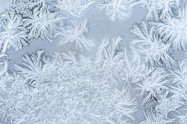 De textuur van het glas bedekt met vorst in de winter bij koud weer. Abstracte natuurlijke achtergrond. - Foto, afbeelding