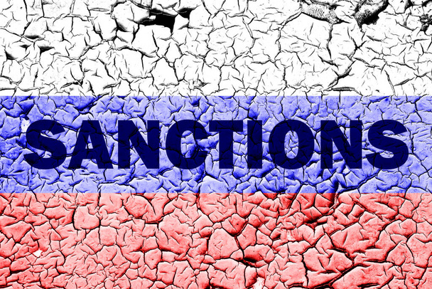 Le drapeau de la Fédération de Russie sur un mur fissuré avec les mots "SANCTIONS". Concept de sanctions contre la Russie. - Photo, image