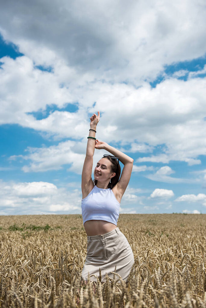 Portret młodej sportowej kobiety na polu pszenicy latem. styl życia - Zdjęcie, obraz
