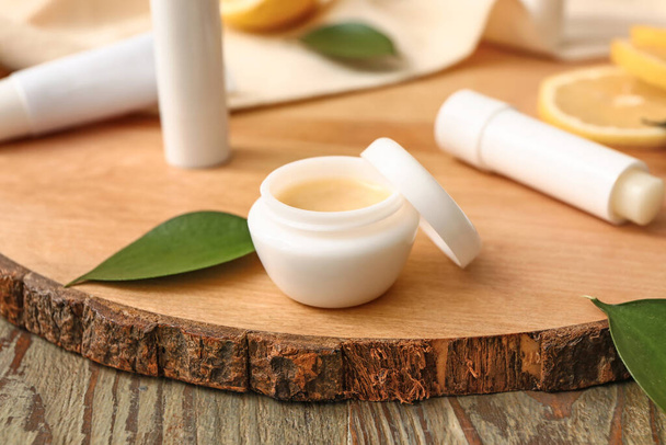 Φυσικό lip balm σε ξύλινο τραπέζι - Φωτογραφία, εικόνα