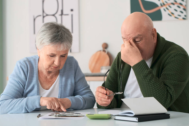 Stres starší pár počítání peněz doma - Fotografie, Obrázek