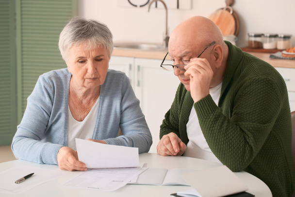 Stressed senior couple in debt at home - Foto, Bild