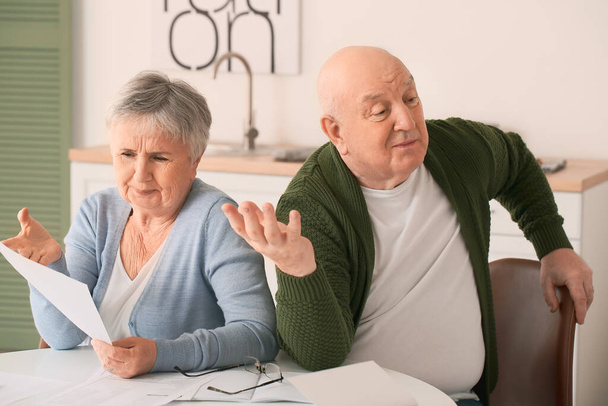 Stressato coppia anziana in debito a casa - Foto, immagini
