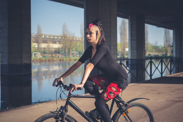 tyttö ratsastus pyörä - Valokuva, kuva