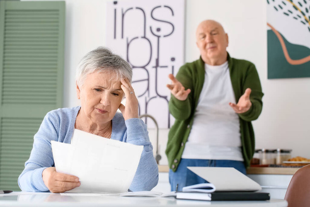 Gestresstes Senioren-Ehepaar verschuldet sich zu Hause - Foto, Bild