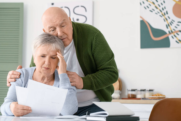 Stressed senior couple in debt at home - Fotografie, Obrázek