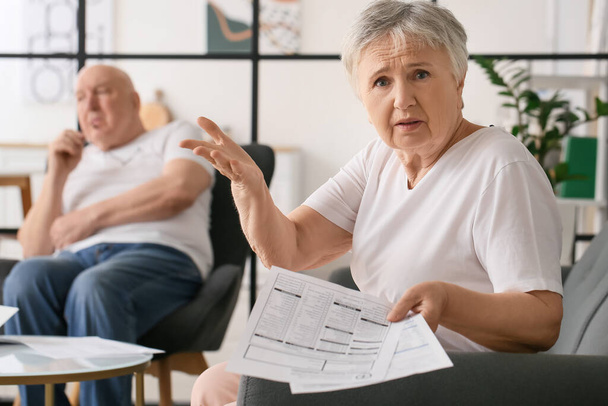 Stressato coppia anziana in debito a casa - Foto, immagini