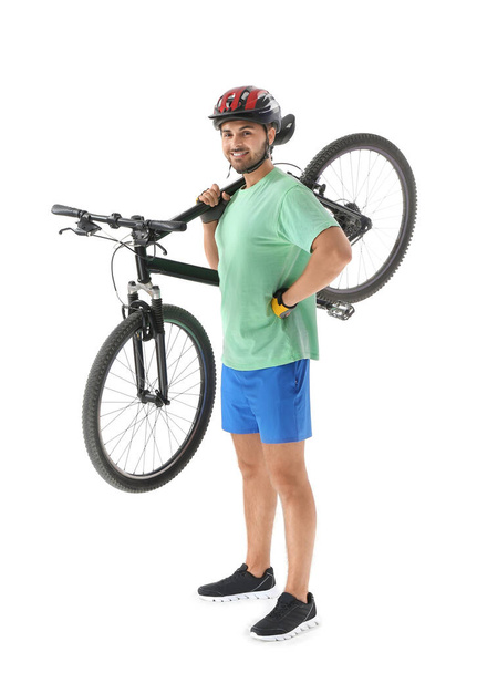 Beyaz arka planda bisikleti olan erkek bisikletçi - Fotoğraf, Görsel