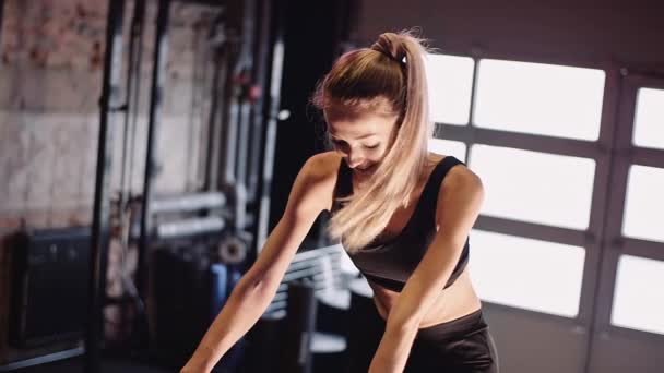 Slim magabiztos nő csinál Cardio edzés - Felvétel, videó