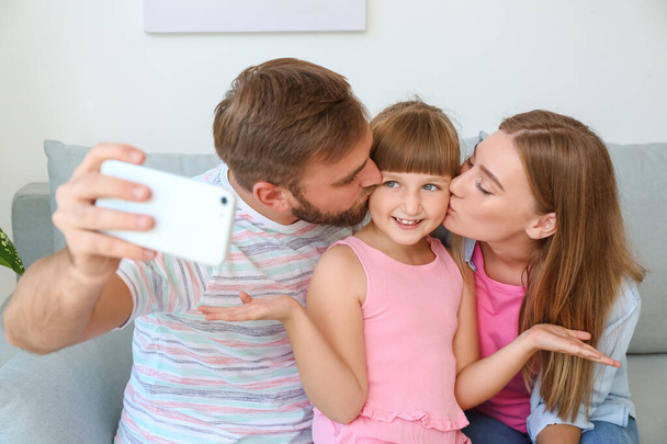 Mutlu aile evde selfie çekiyor. - Fotoğraf, Görsel
