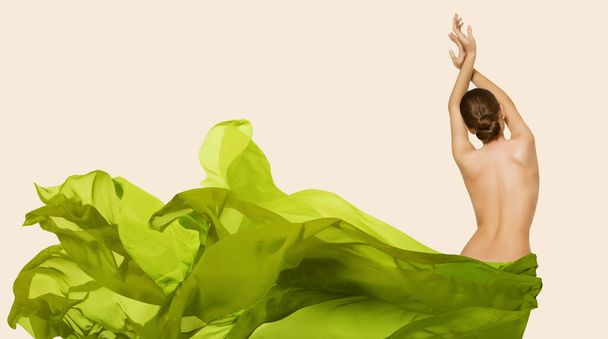 Kráska ženských zad. Slim Model v zelené létající látce. Organic Natural Herbal Cosmetic Care Concept. Zadní pohled. Béžové pozadí - Fotografie, Obrázek