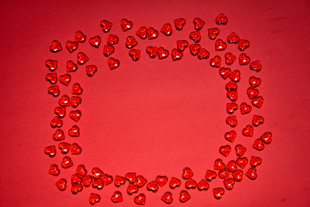 Valentines den srdce pozadí. Mnoho barevných srdcí - valentýnské pozadí. Krásné dekorativní srdce ve tvaru na červeném pozadí, Valentýna koncept - Fotografie, Obrázek
