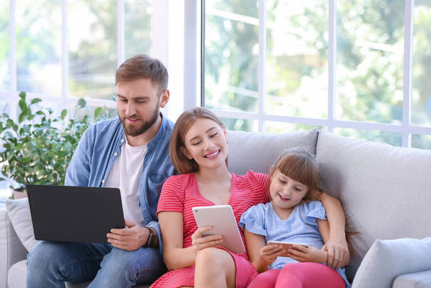 Famiglia felice con dispositivi moderni a casa - Foto, immagini