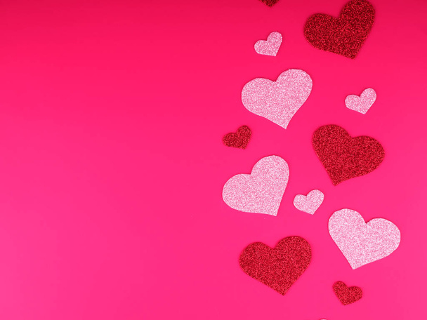 Valentines Day koncept, stříbro a červené srdce na růžovém pozadí, přání - Fotografie, Obrázek