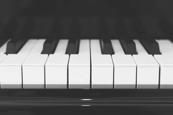Pianotoetsen close-up. ebbenhout en ivoor gekleurde piano toetsen. - Foto, afbeelding