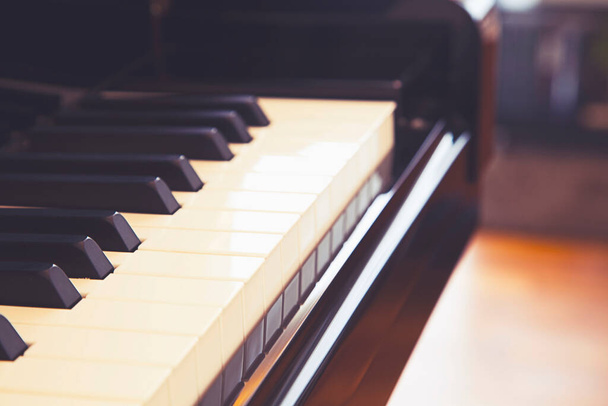 Zongorakulcsok közelről. Ebony és elefántcsont színű zongora kulcsok. - Fotó, kép