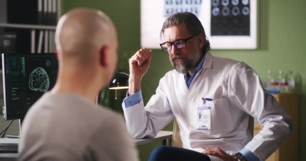医師からの悪い知らせに反応する腫瘍患者 - 映像、動画